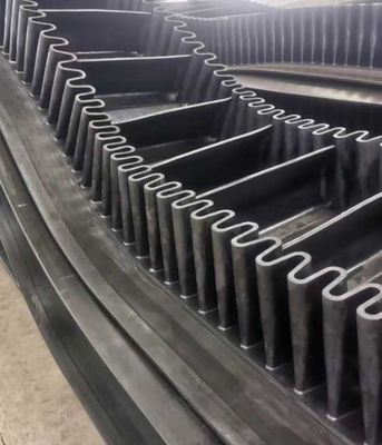 खरीदें Black Corrugated Sidewall Conveyor Belt for Large Inclination Transportation online manufacture